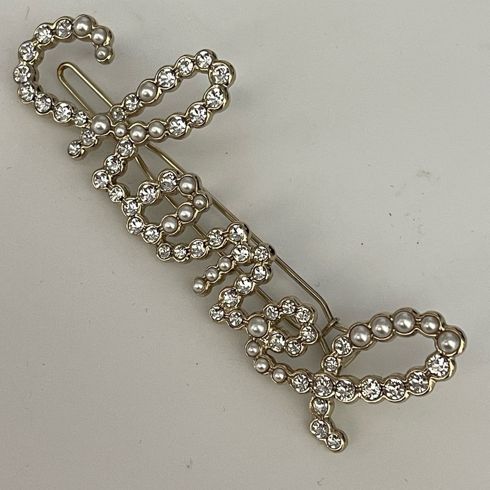 Chanel Script Hair Clip
Crystals and Pearls like New